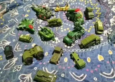 Set de vehículos militares de juguete en miniatura - miniatura 1