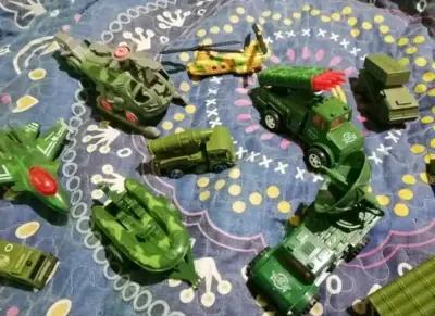 Set de vehículos militares de juguete en miniatura - miniatura 2