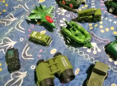 Set de vehículos militares de juguete en miniatura - miniatura 3