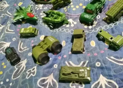 Set de vehículos militares de juguete en miniatura - miniatura 4