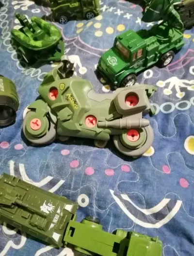 Set de vehículos militares de juguete en miniatura - miniatura 6