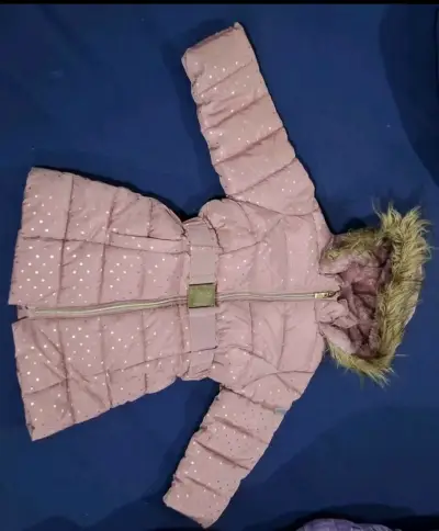 Parka de invierno para niña con capucha y cinturón - miniatura 1