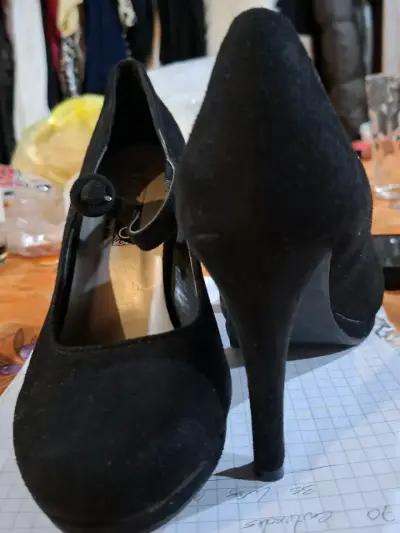 Zapatos de tacón alto negros elegantes - miniatura 1