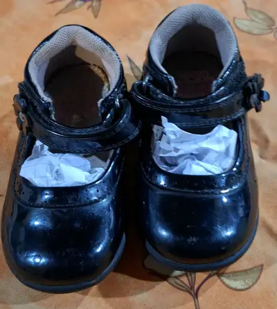 Zapatos escolares negros para niña con hebilla - miniatura 1