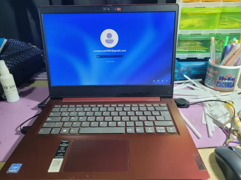 Laptop Lenovo Ideapad 330 roja con cargador - 1