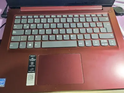 Laptop Lenovo Ideapad 330 roja con cargador - miniatura 2