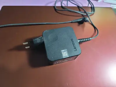 Laptop Lenovo Ideapad 330 roja con cargador - miniatura 4