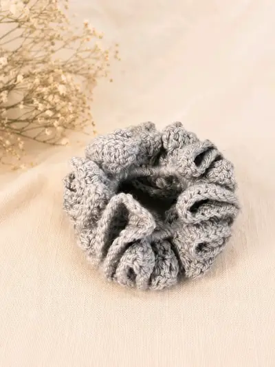 Scrunchies tejidos a crochet en varios colores - miniatura 3