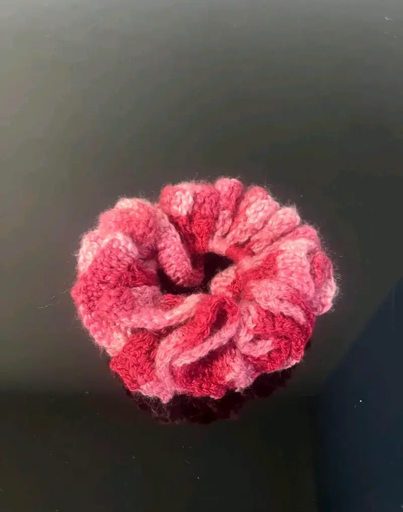 Scrunchies tejidos a crochet en varios colores - 5