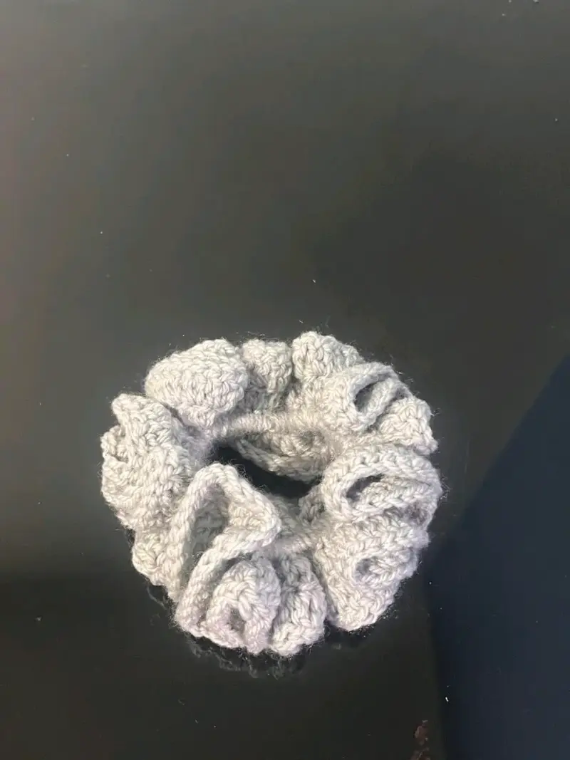 Scrunchies tejidos a crochet en varios colores - 6
