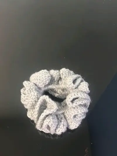 Scrunchies tejidos a crochet en varios colores - miniatura 6