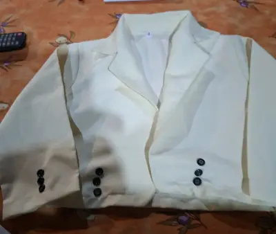 Blazer blanco elegante con botones negros - miniatura 1