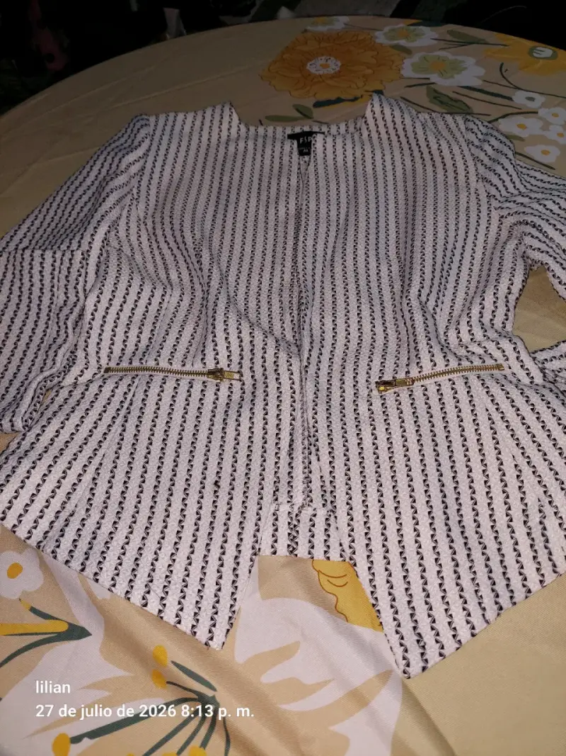 Blazer blanco elegante con botones negros - 5