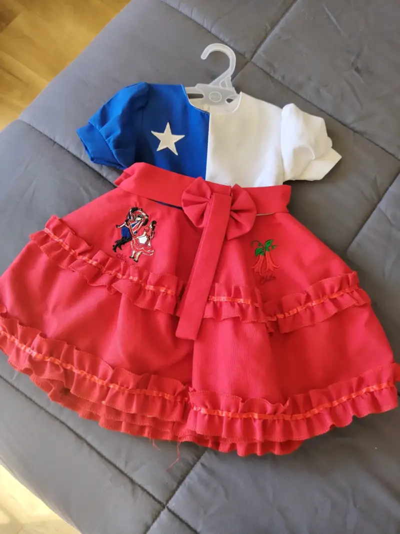 Vestido de niña con diseño bandera chilena - 1