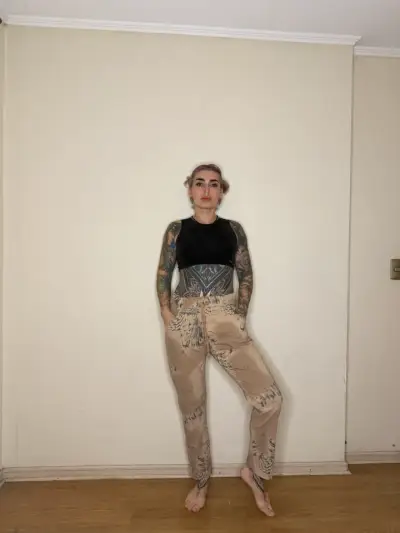 Pantalones beige con diseño artístico - miniatura 1