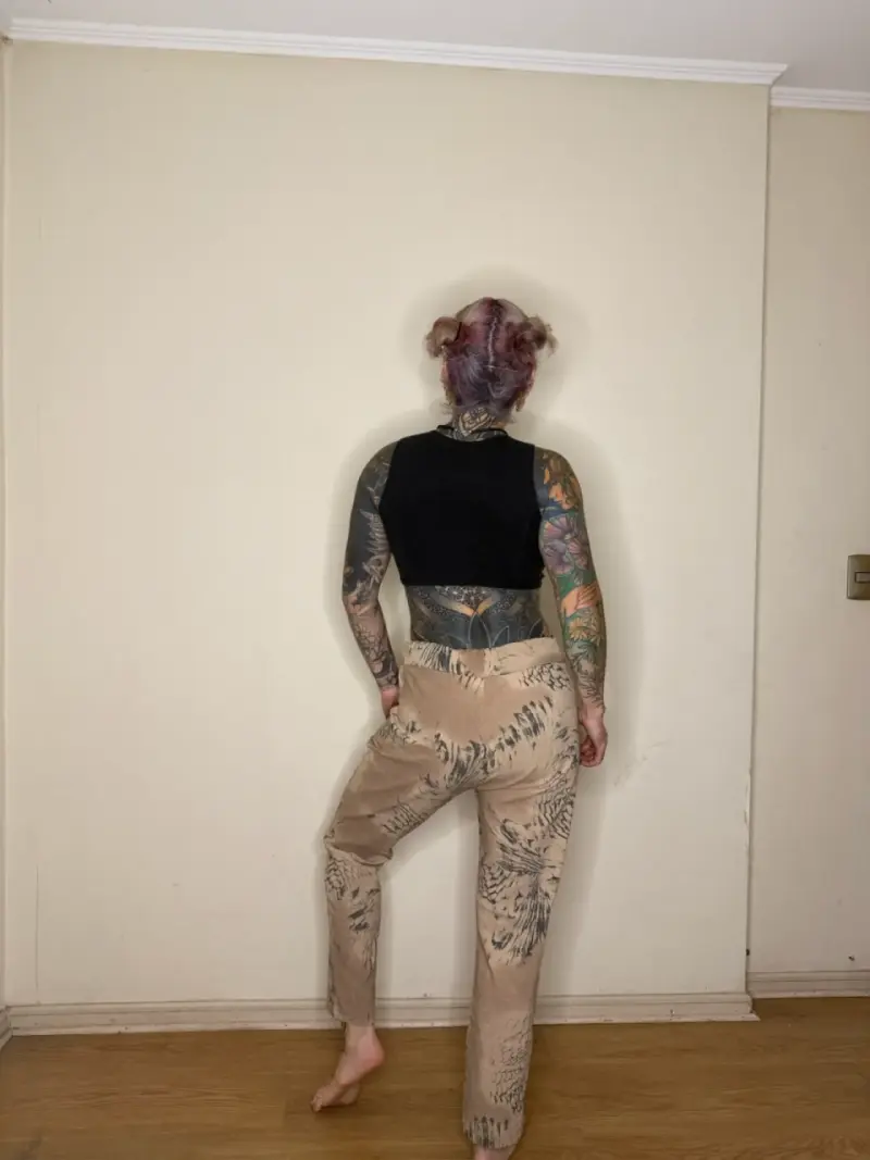 Pantalones beige con diseño artístico - 2