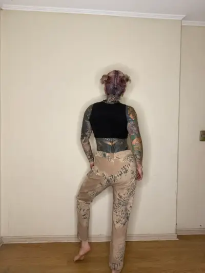 Pantalones beige con diseño artístico - miniatura 2