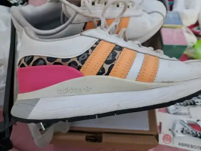 Zapatillas Adidas con diseño animal print y detalles rosados - miniatura 1