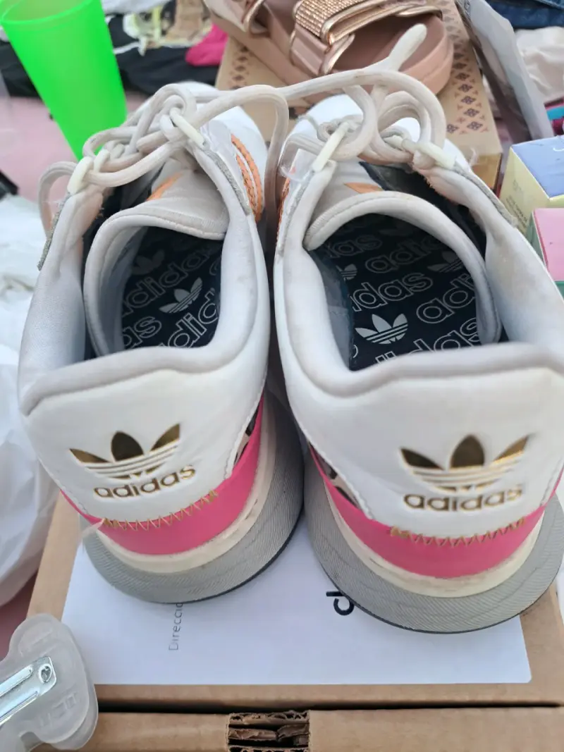 Zapatillas Adidas con diseño animal print y detalles rosados - 2