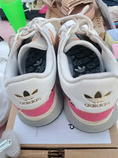 Zapatillas Adidas con diseño animal print y detalles rosados - miniatura 2
