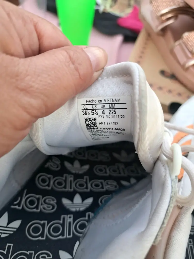 Zapatillas Adidas con diseño animal print y detalles rosados - 3