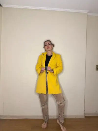 Abrigo amarillo - miniatura 1