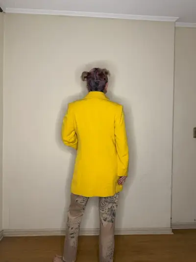 Abrigo amarillo - miniatura 4
