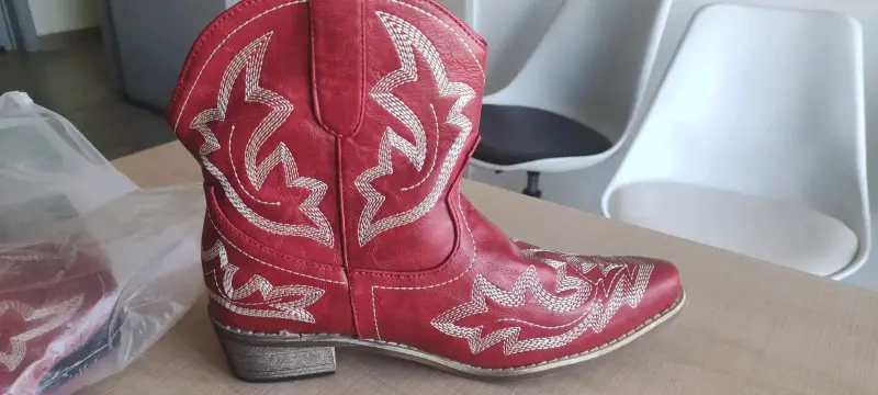 Botas vaqueras rojas con bordado blanco - 1