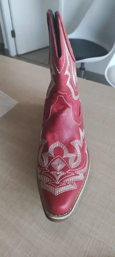 Botas vaqueras rojas con bordado blanco - miniatura 2
