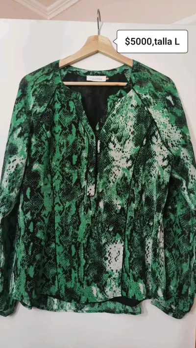 Blusa verde estampado serpiente Calvin Klein talla L - miniatura 1