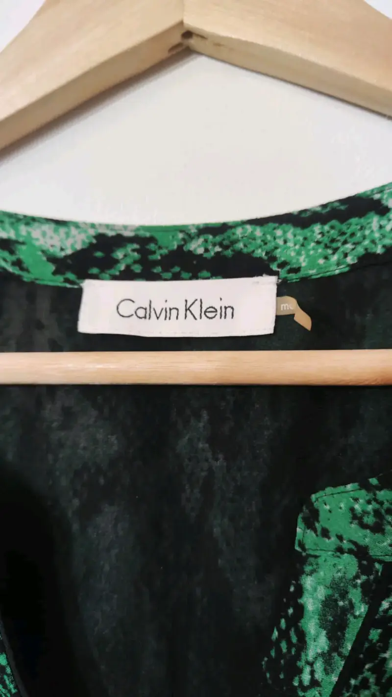 Blusa verde estampado serpiente Calvin Klein talla L - 2