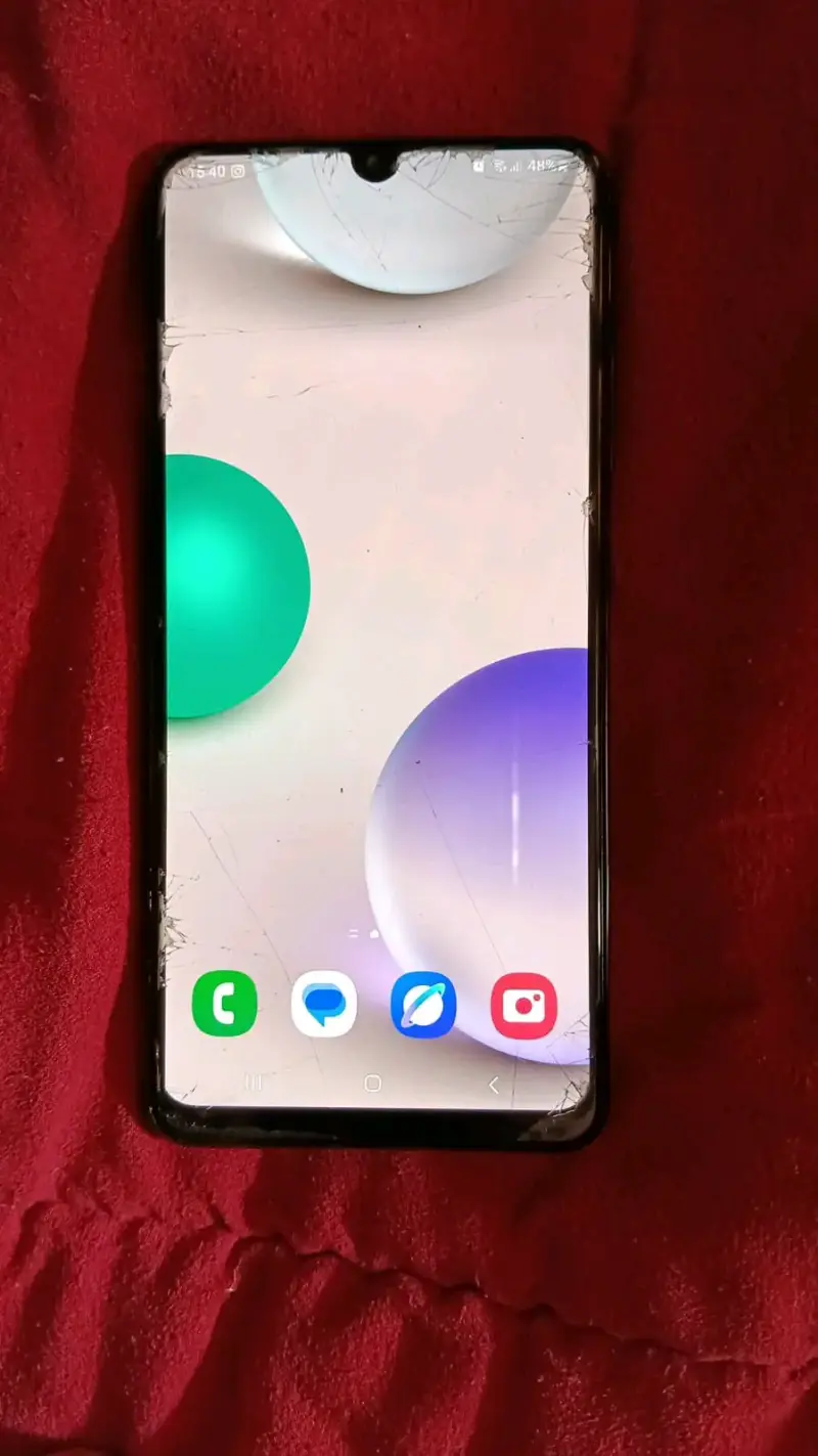 Samsung Galaxy A32 con pantalla dañada - 2