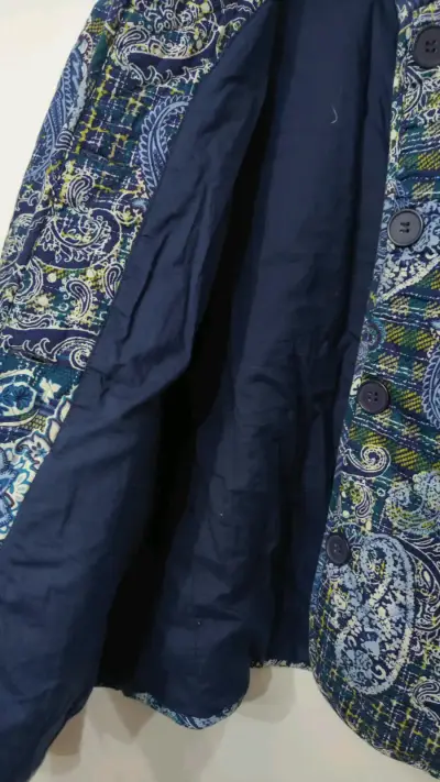 Chaqueta estampada azul talla L semi nueva - miniatura 2
