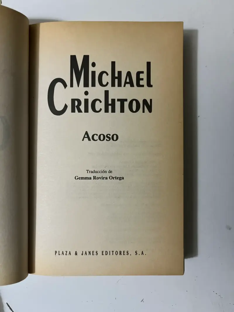 Libro 'Acoso' de Michael Crichton en español - 2