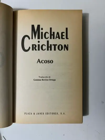 Libro 'Acoso' de Michael Crichton en español - miniatura 2