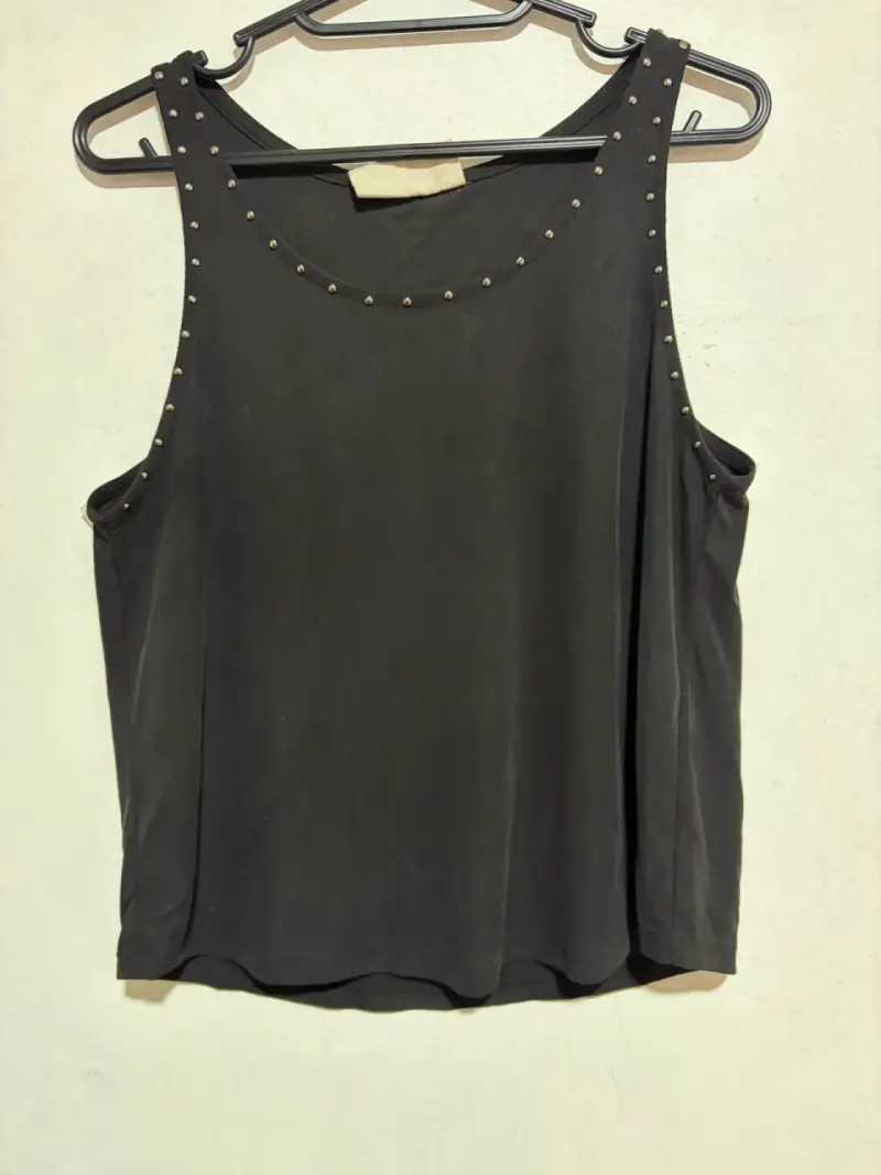 Polera sin mangas negra con tachas