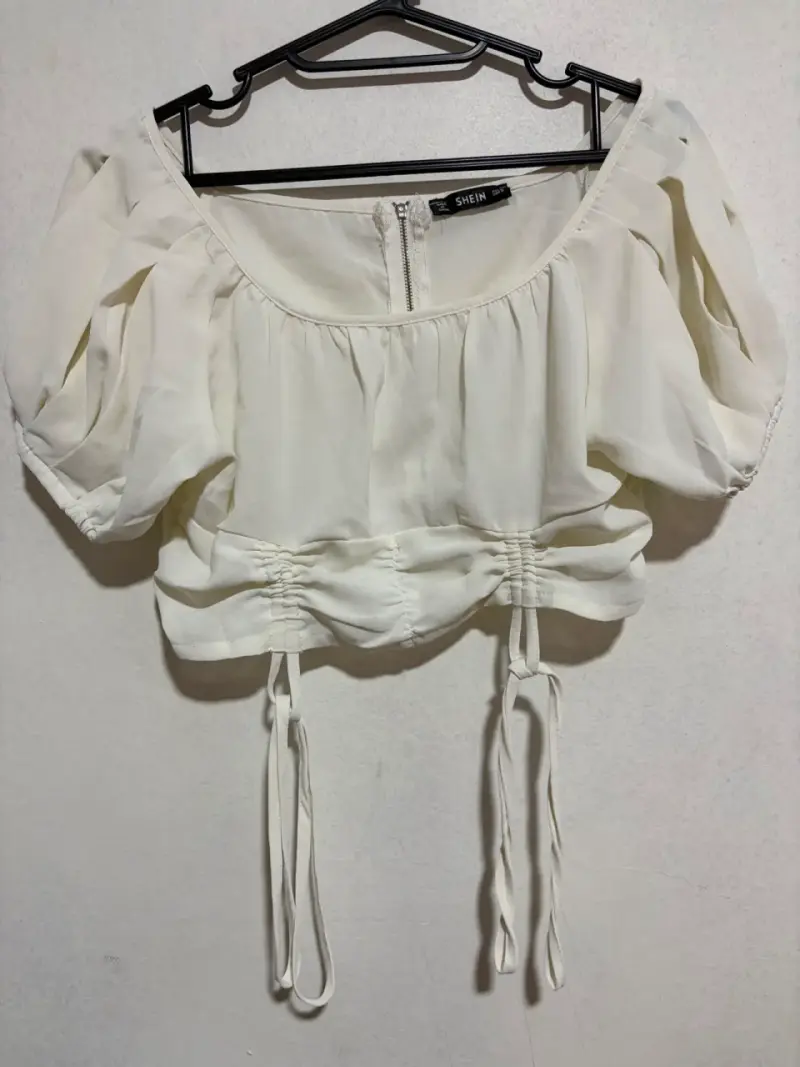 Blusa blanca con mangas abullonadas Shein