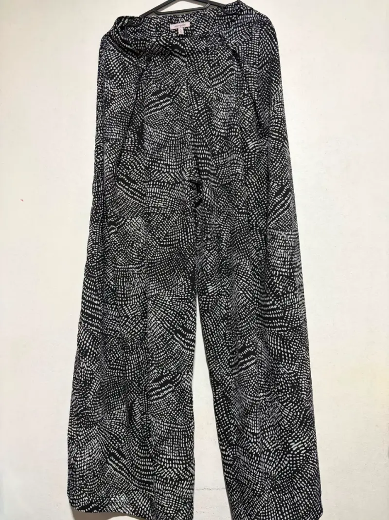 Pantalones anchos estampados en blanco y negro