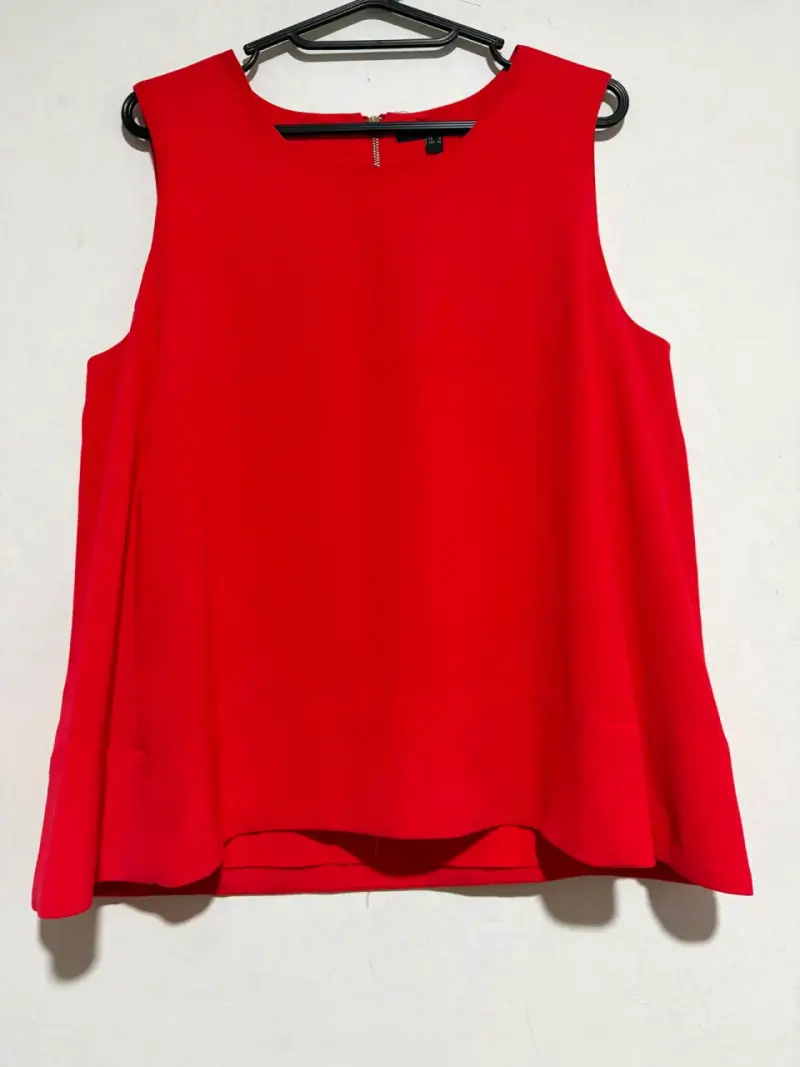 Blusa sin mangas roja elegante