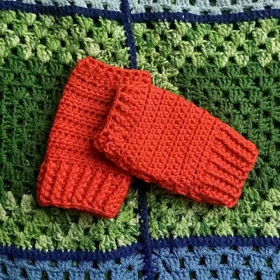 Set de mitones tejidos a crochet en varios colores - miniatura 4