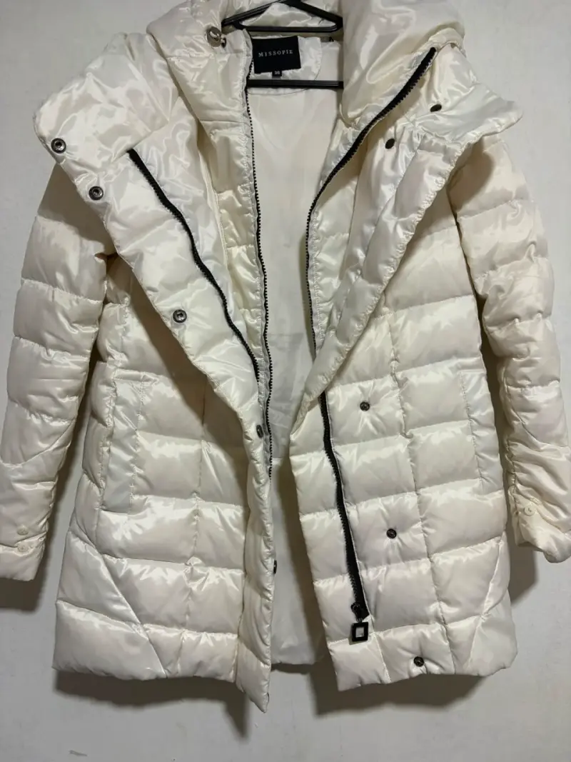 Abrigo acolchado blanco con capucha Missopie