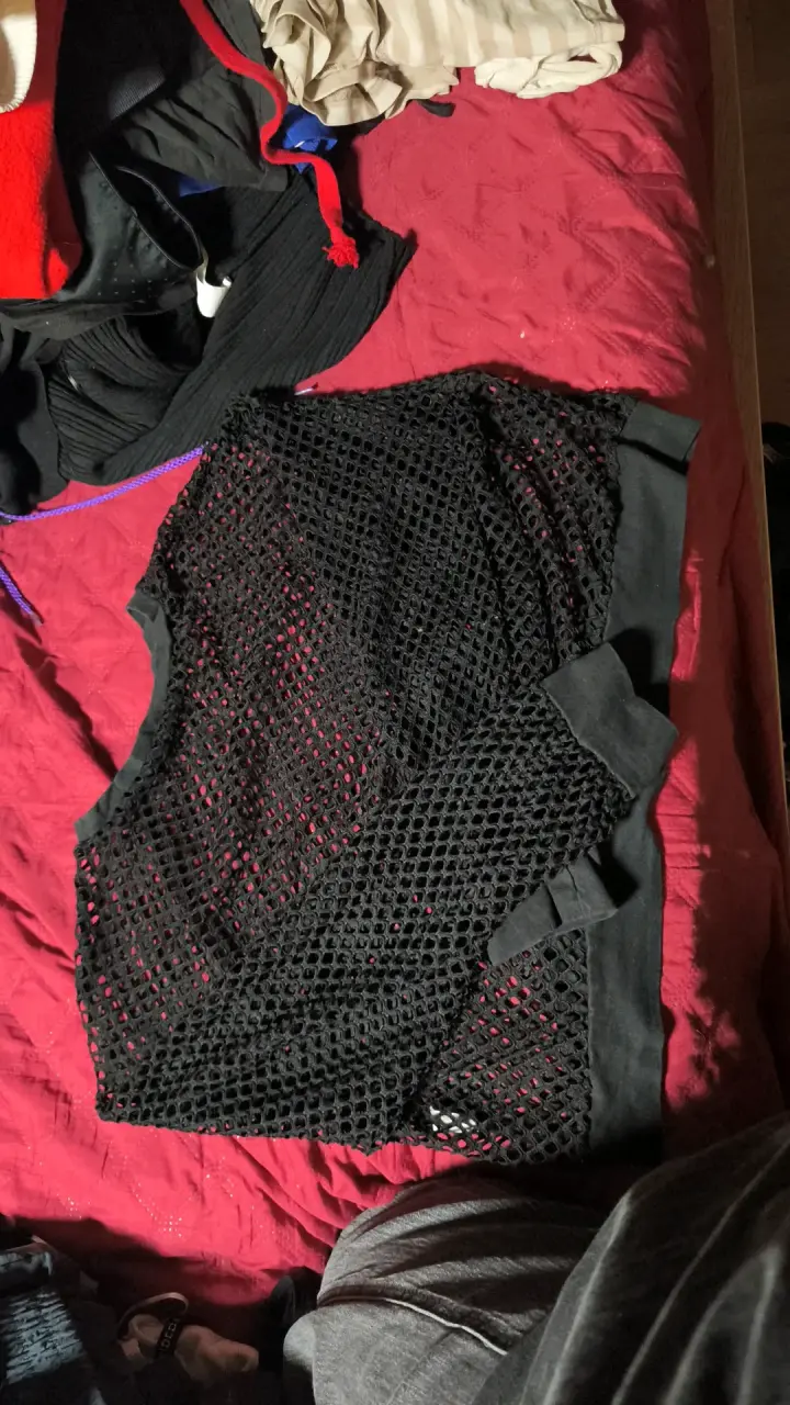Polera de malla negra para mujer