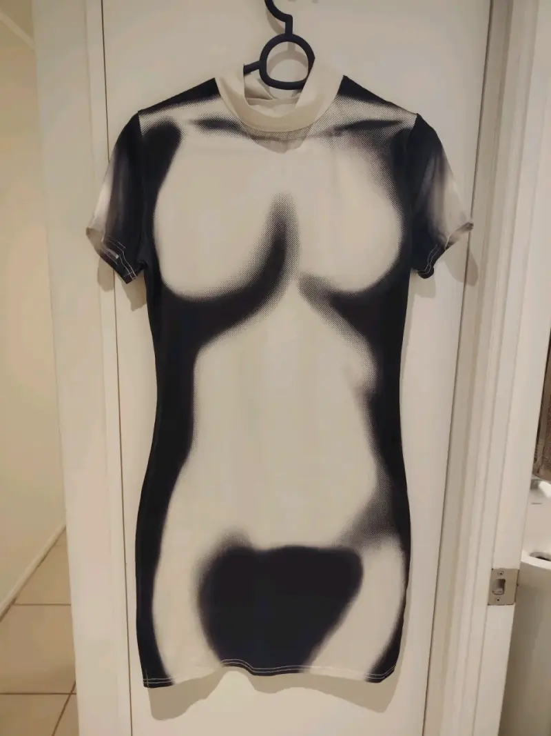 Vestido ajustado con diseño artístico en blanco y negro