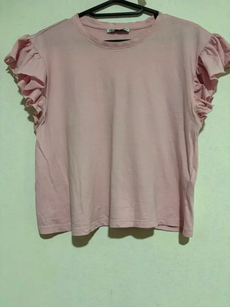 Polera de mujer con volantes en mangas