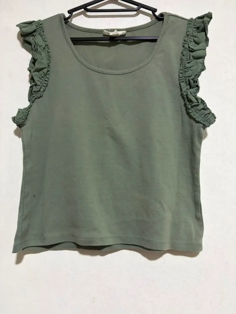 Polera sin mangas con volantes en los hombros