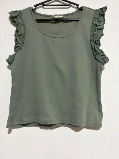 Polera sin mangas con volantes en los hombros - miniatura 1