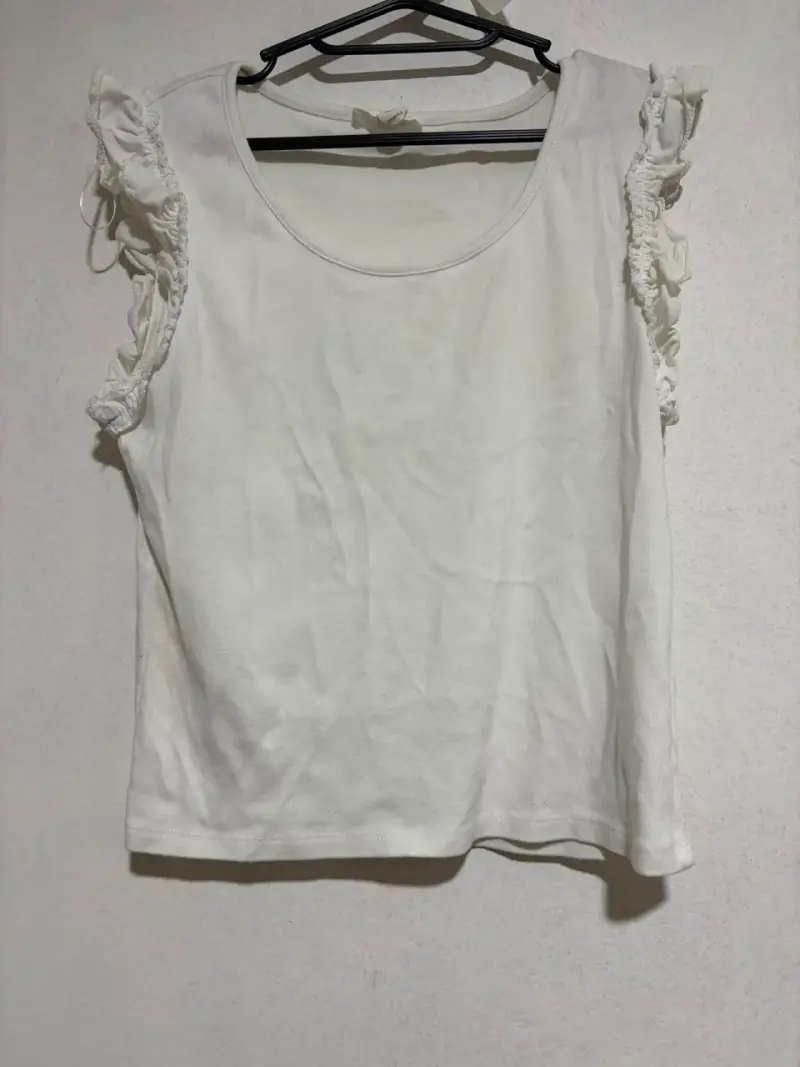 Polera sin mangas con volantes en los hombros - 2