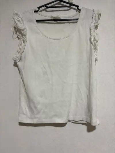 Polera sin mangas con volantes en los hombros - miniatura 2