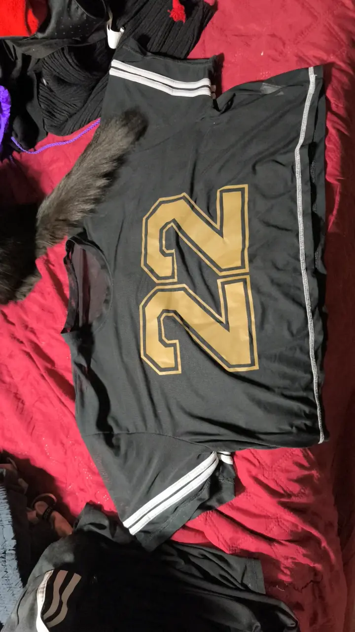 Camiseta deportiva negra con número 22