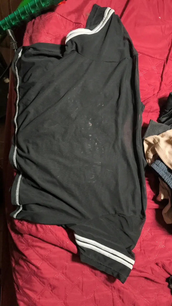 Camiseta deportiva negra con número 22 - 2